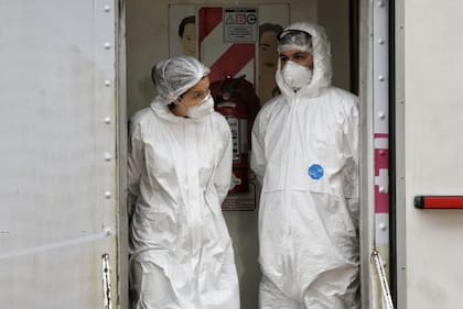 Los agentes de salud del gobierno van casa por casa en busca de casos sospechosos