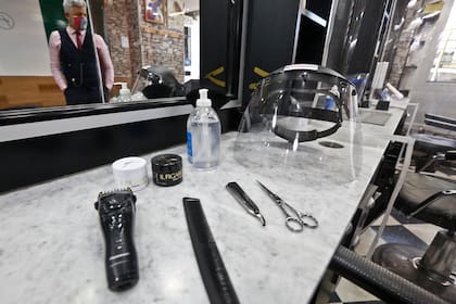 Alcohol en gel, máscaras para que utilicen los peluqueros y elementos de cortes sanitizados, son parte de las medidas de prevención que deberán tomar en las peluquerías