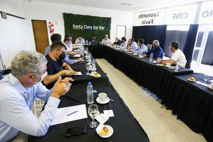 Coronavirus en la Argentina: Axel Kicillof se reunió con los intendentes de la costa para evaluar las nuevas restricciones nocturnas