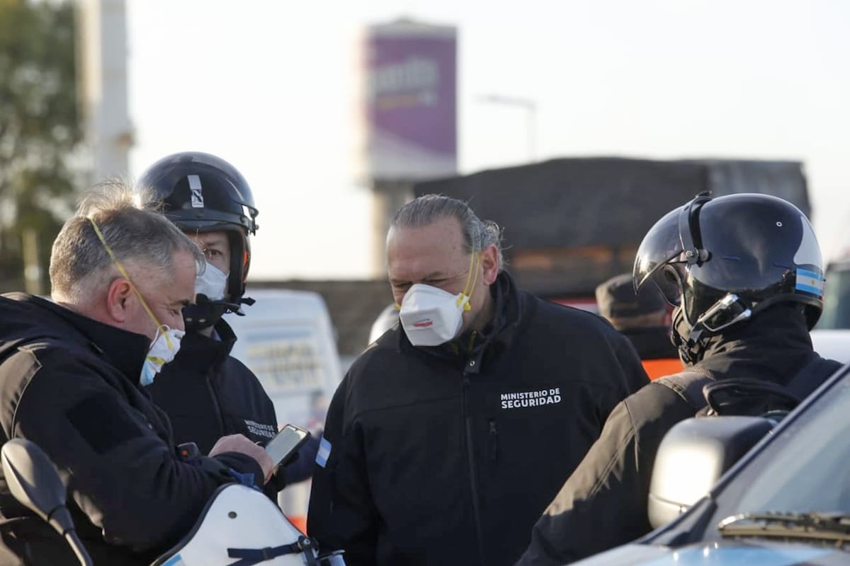 Coronavirus en la Argentina. Caos de tránsito: Sergio Berni fue en moto al puente La Noria y discutió con policías de la Federal