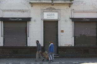 Después de cinco años de gestión, los últimos inquilinos de La Flor de Barracas dejaron de administrar el bar notable y el local está vacante
