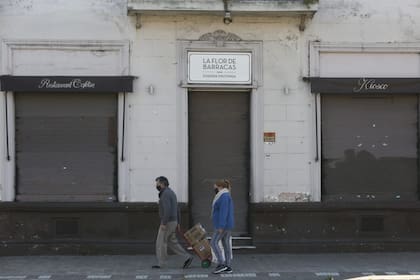 Después de cinco años de gestión, los últimos inquilinos de La Flor de Barracas dejaron de administrar el bar notable y el local está vacante