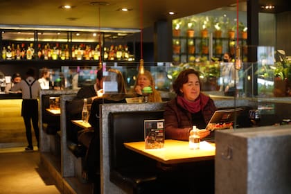 En los bares y restaurantes, solo pueden estar ocupados hasta el 50% de su capacidad y deben con elementos de higiene como alcohol en gel