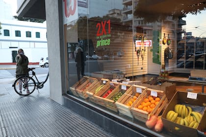 Coronavirus en la Argentina: el local de tenis de Núñez que se transformó en verdulería para sobrevivir