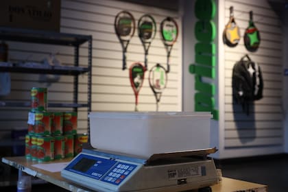 Coronavirus en la Argentina: el local de tenis de Núñez que se transformó en verdulería para sobrevivir