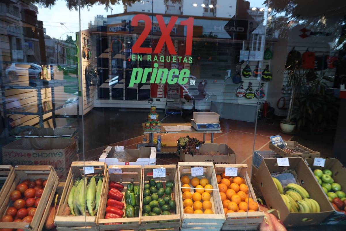 Coronavirus en la Argentina: el local de tenis de Núñez que se transformó en verdulería para sobrevivir