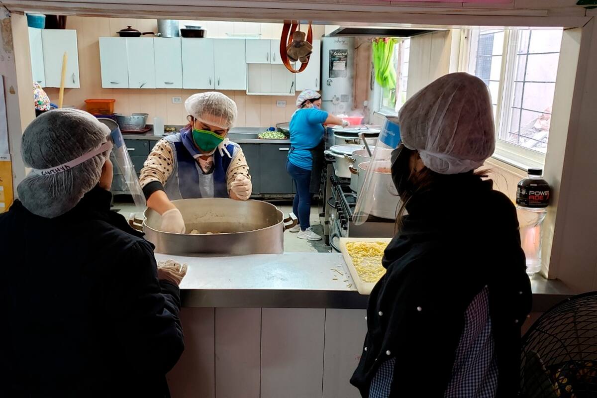 Coronavirus en la Argentina: en la ciudad, se triplicó la cantidad de personas asistidas en comedores comunitarios