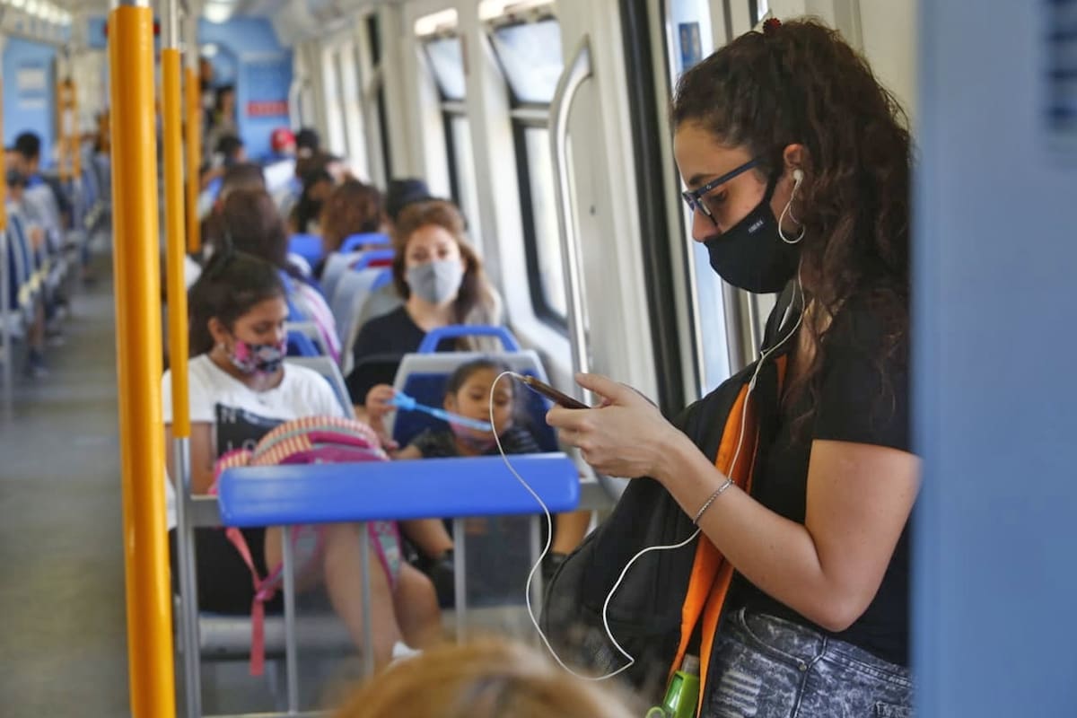 Coronavirus en la Argentina: habilitan que hasta 10 pasajeros viajen parados en trenes y colectivos en horario pico