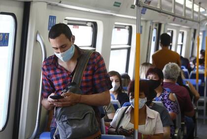 Coronavirus en la Argentina: habilitan que hasta 10 pasajeros viajen parados en trenes y colectivos en horario pico