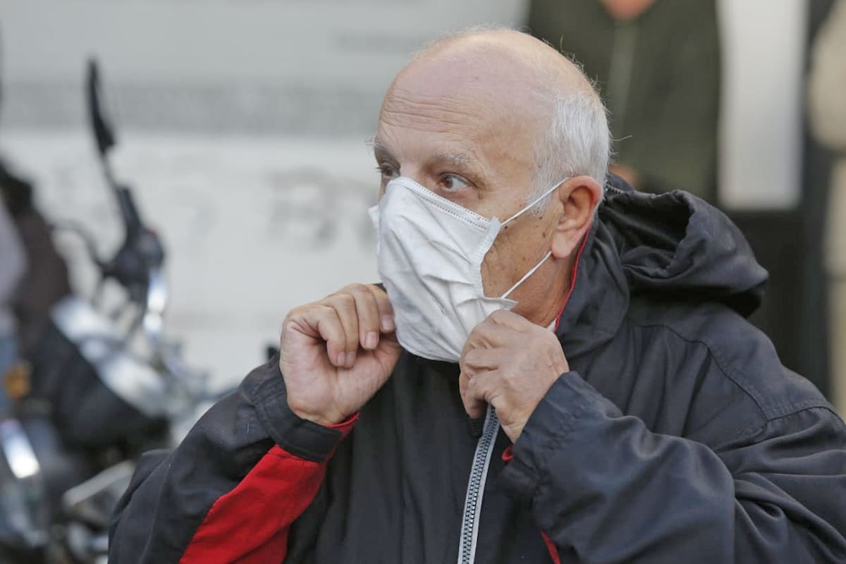 Coronavirus en la Argentina: largas colas en la reapertura de los bancos para el pago de jubilaciones