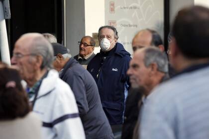 Largas filas de jubilados el día que reabrieron los bancos