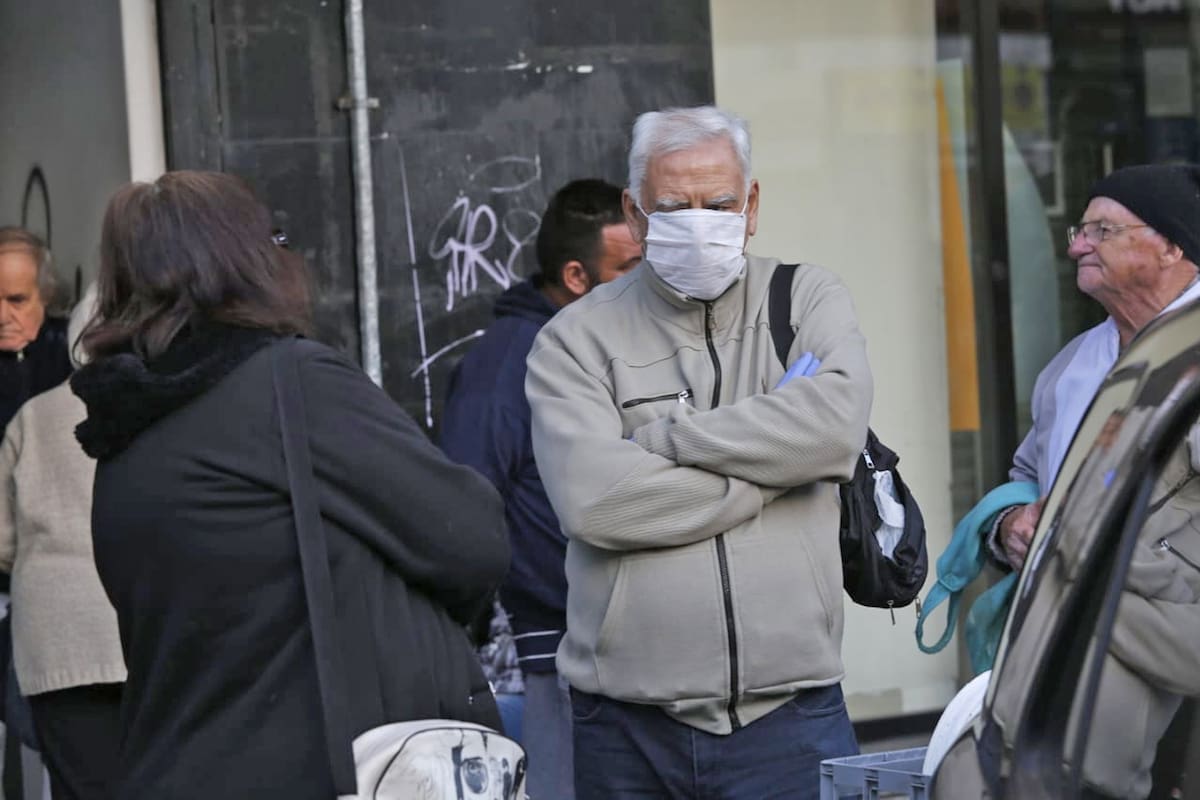 Coronavirus en la Argentina: largas colas en la reapertura de los bancos para el pago de jubilaciones