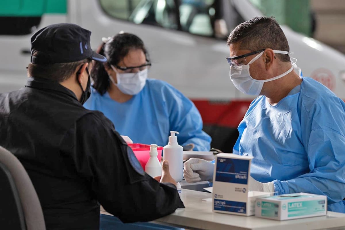 Coronavirus en la Argentina. Pinchazo en el dedo y resultado en 20 minutos: así son los testeos rápidos que hacen ahora en Constitución