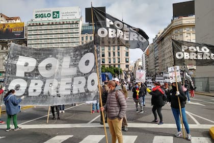 Coronavirus en la Argentina. Protesta en cuarentena: el Polo Obrero marcha al Ministerio de Desarrollo Social