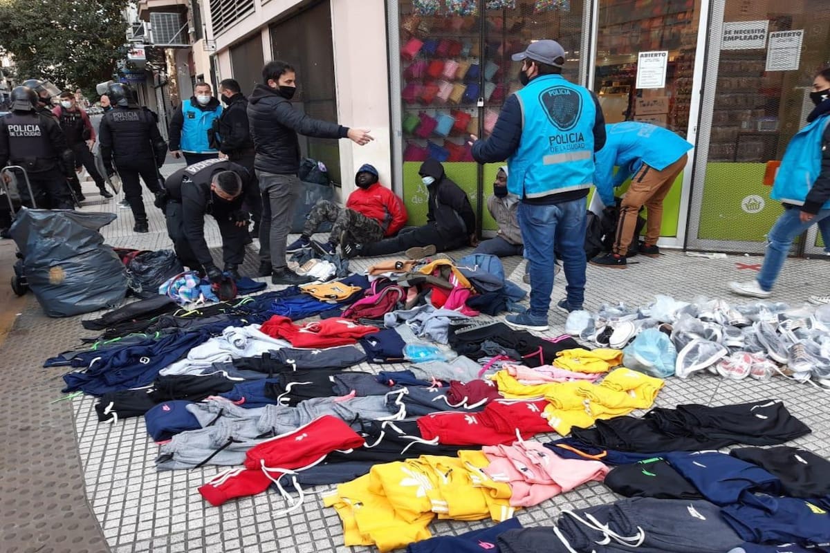 Coronavirus en la Ciudad: detuvieron a manteros en la reapertura de comercios en Once