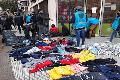 Coronavirus en la Ciudad: detuvieron a manteros en la reapertura de comercios en Once