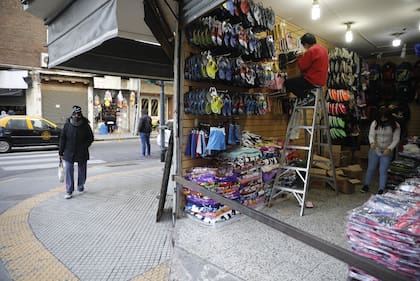 Coronavirus en la Ciudad: los comercios de Once volvieron a abrir sus persianas