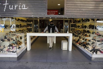 Coronavirus en la Ciudad: los comercios de Once volvieron a abrir sus persianas