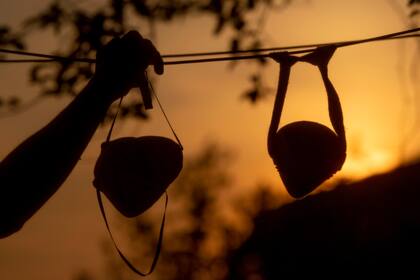 Coronavirus: en Roma, una persona pone a secar sus barbijos reutilizables