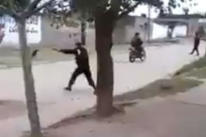 Coronavirus: en Tucumán vecinos que violaban la cuarentena se enfrentaron con la Policía