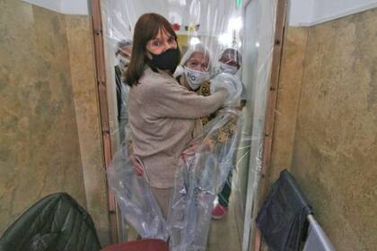 Coronavirus. En un geriátrico de Rosario, los residentes pueden abrazar a sus familiares