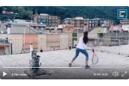 Coronavirus. Entre azoteas, dos tenistas italianas pelotean contra el confinamiento.