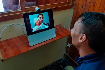 Coronavirus: está preso y conoció a su hija por videoconferencia