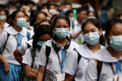 Coronavirus: estudiantes filipinas con barbijos