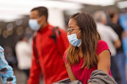 El coronavirus trastocó por completo la operación en Ezeiza, donde siguen llegando pasajeros del exterior