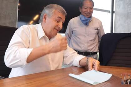 Coronavirus: Gerardo Morales difundió un tutorial en el que hace un barbijo casero