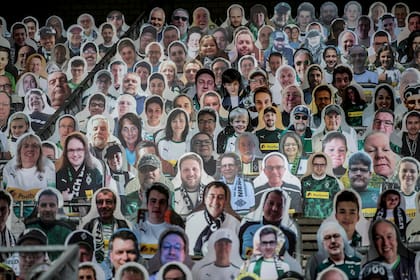 Coronavirus. Hinchas de cartón y en tamaño real para "alentar" a los clubes en la Bundesliga.