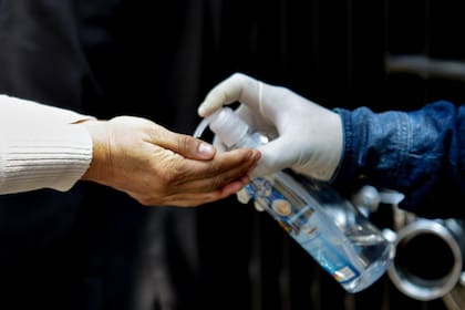 El alcohol en gel, uno de los insumos más demandados entre los distintos organismos del Estado