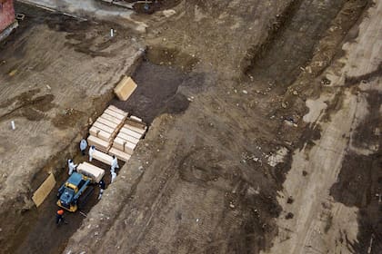 La fosa común se encuentra en Hart Island, junto al Bronx, que desde hace más de 150 años se usa para sepultar a quien no puede permitirse funerales o un lugar en el cementerio