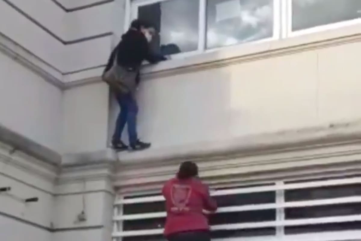 Coronavirus. Insólito: como no podía ver a un pariente aislado, una mujer se trepó por la cornisa del hospital Muñiz