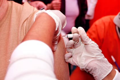 Coronavirus: instan a vacunarse contra la gripe y la neumonía