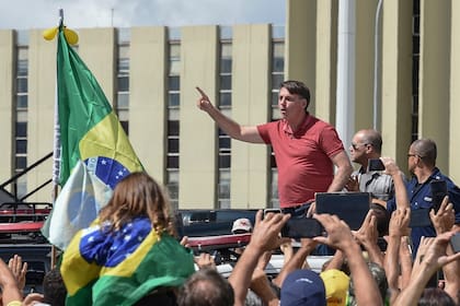 Coronavirus: Jair Bolsonaro participó de una manifestación con sus seguidores y llamó a romper la cuarentena