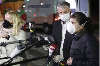 Coronavirus: la directora médica del geriátrico se presentó en el lugar para hablar con la prensa