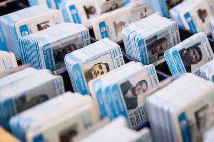 Los centros emisores de carnet de conducir pueden retomar sus actividades y agregan una nueva señal de tránsito al examen