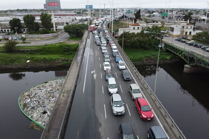 Coronavirus: Largas colas de autos para ingresar a capital por puente La Noria
