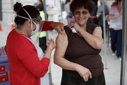 Coronavirus: comienza la vacunación antigripal para adultos mayores porteños