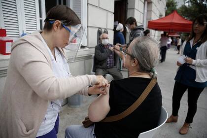 Coronavirus: largas filas en la calle para darse la vacuna antigripal en Mar del Plata