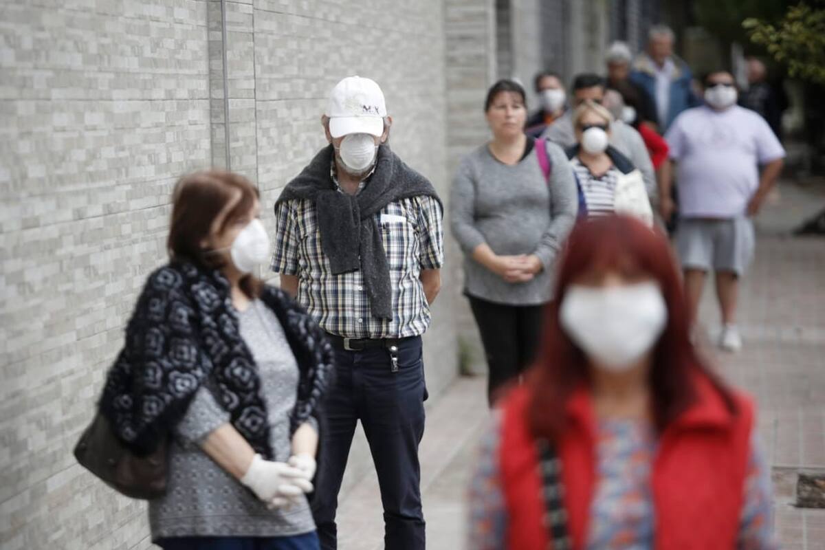 Coronavirus: largas filas en la calle para darse la vacuna antigripal en Mar del Plata