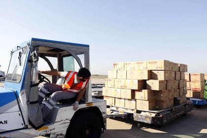 Coronavirus: llegó al país el segundo vuelo de Aerolíneas Argentinas con 14 toneladas de insumos médicos de China