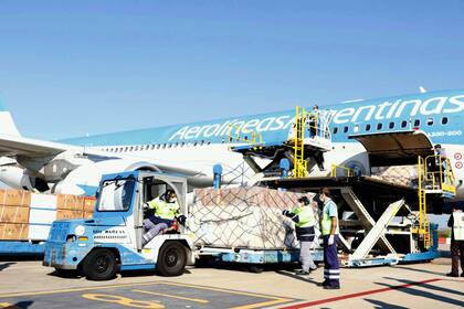 Coronavirus: llegó al país el segundo vuelo de Aerolíneas Argentinas con 14 toneladas de insumos médicos de China