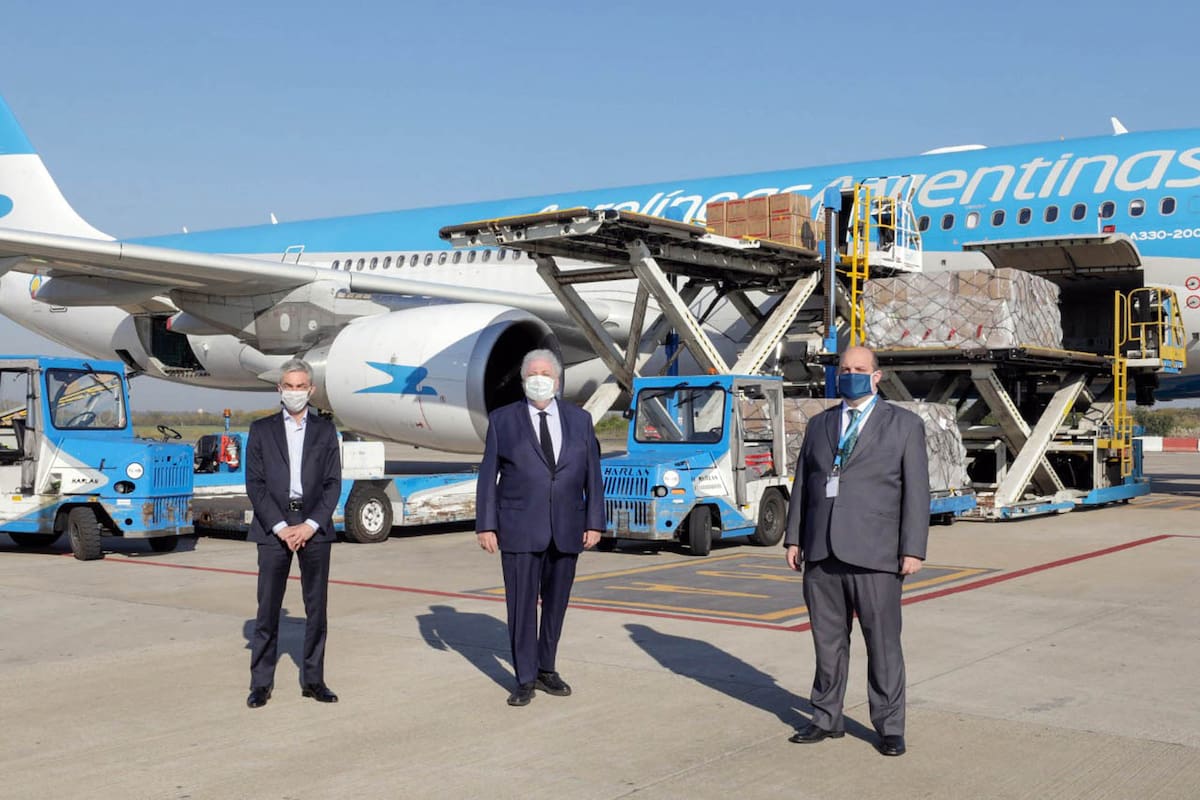 Coronavirus: llegó al país el segundo vuelo de Aerolíneas Argentinas con 14 toneladas de insumos médicos de China