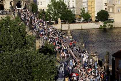 En el famoso Puente de Carlos en la ciudad de Praga hubo un gran banquete