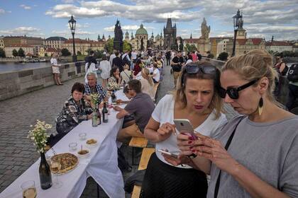 En el famoso Puente de Carlos en la ciudad de Praga hubo un gran banquete