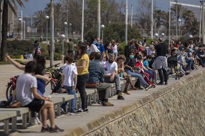 Coronavirus: los menores españoles volvieron a jugar ayer en plazas y parques y a utilizar sus bicicletas después de 42 días de encierro