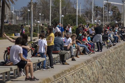 Coronavirus: los menores españoles volvieron a jugar ayer en plazas y parques y a utilizar sus bicicletas después de 42 días de encierro