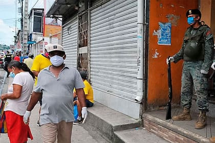 Los militares patrullan las calles de Quito para controlar la cuarentena